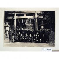 吉田神社鳥居前の記念撮影（工学部土木工学教室）