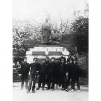 第三高等学校生徒　銅像前の記念写真