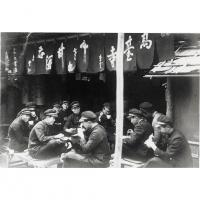 第三高等学校生徒　高台寺境内の「文の助茶屋」でのスナップ
