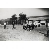 運動場でラグビーをする第三高等学校の生徒