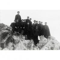第三高等学校生徒　岩の上の記念写真
