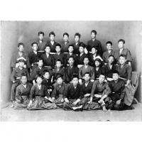 明治20年　大澤詮吉先生　広島へ出向のため送る鳥取県尋常中学校　最前列左から4番目　佐々木惣一博士