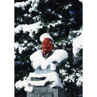雪に埋もれた銅像（新城新蔵）